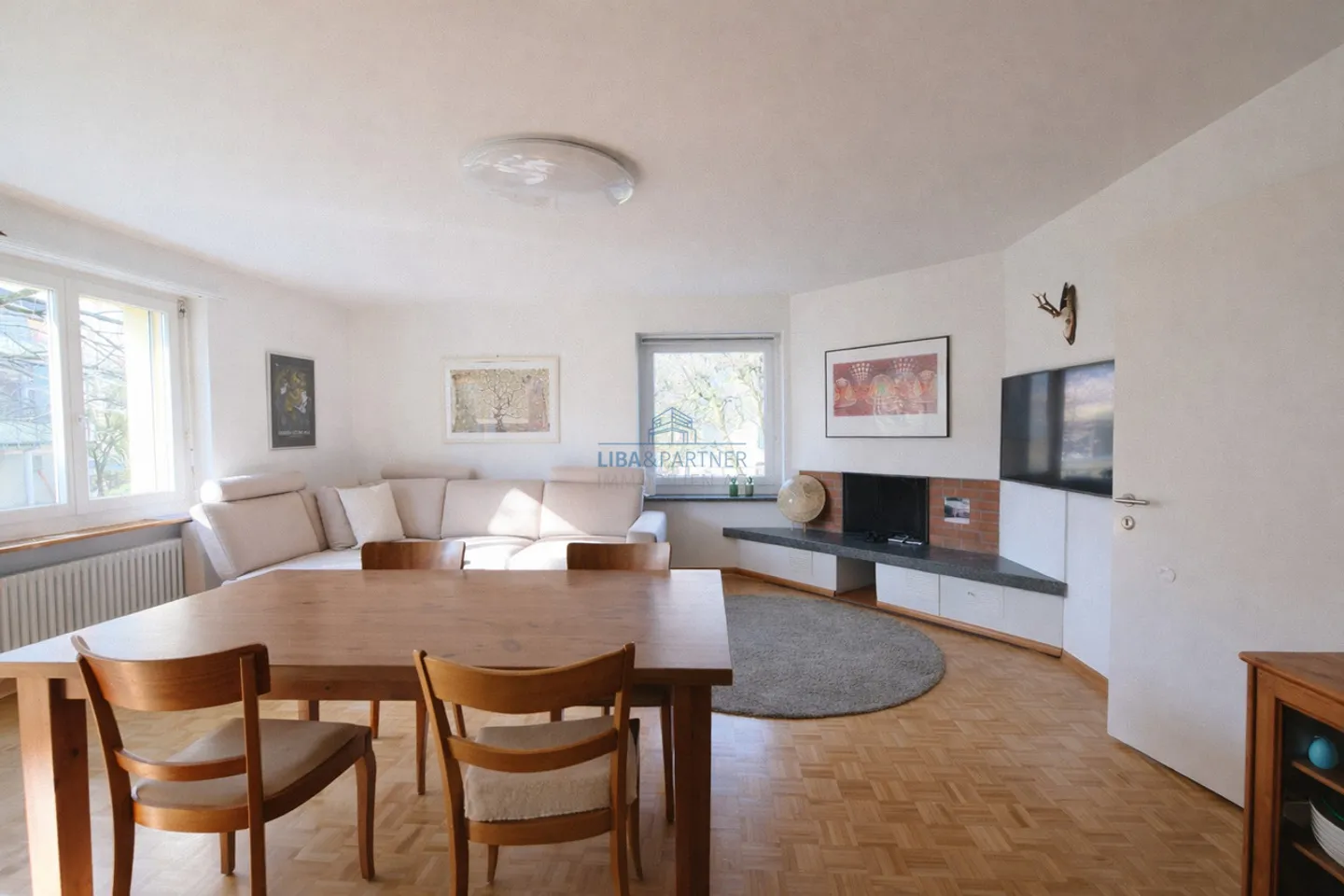 Attractive 5-room condominium in a sought-after location in Arlesheim - Photo 2 of 12