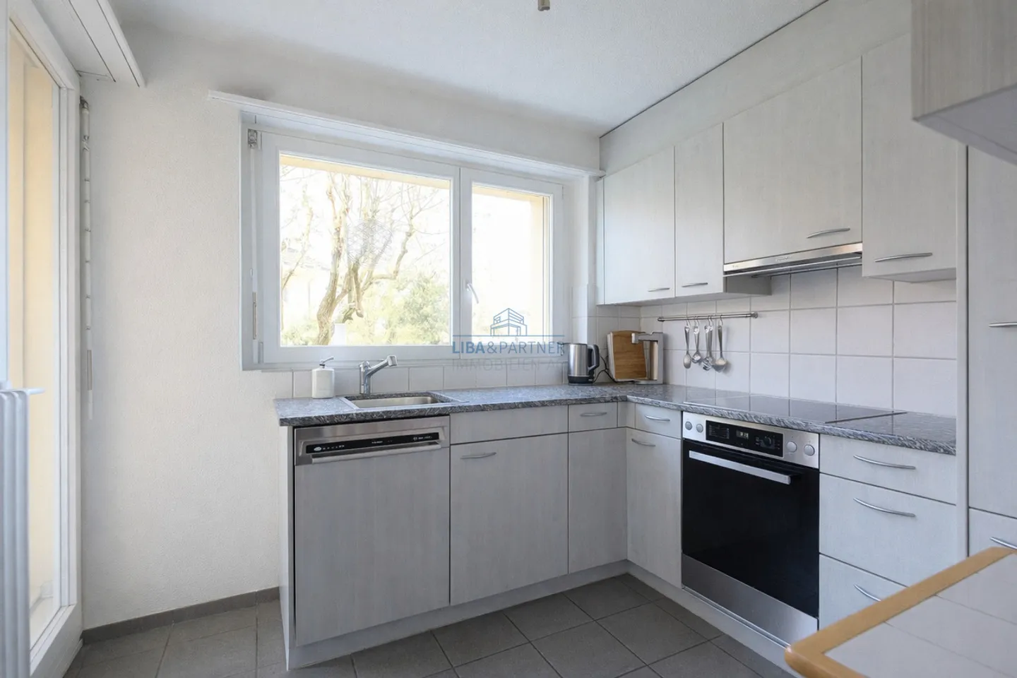 Attractive 5-room condominium in a sought-after location in Arlesheim - Photo 3 of 12