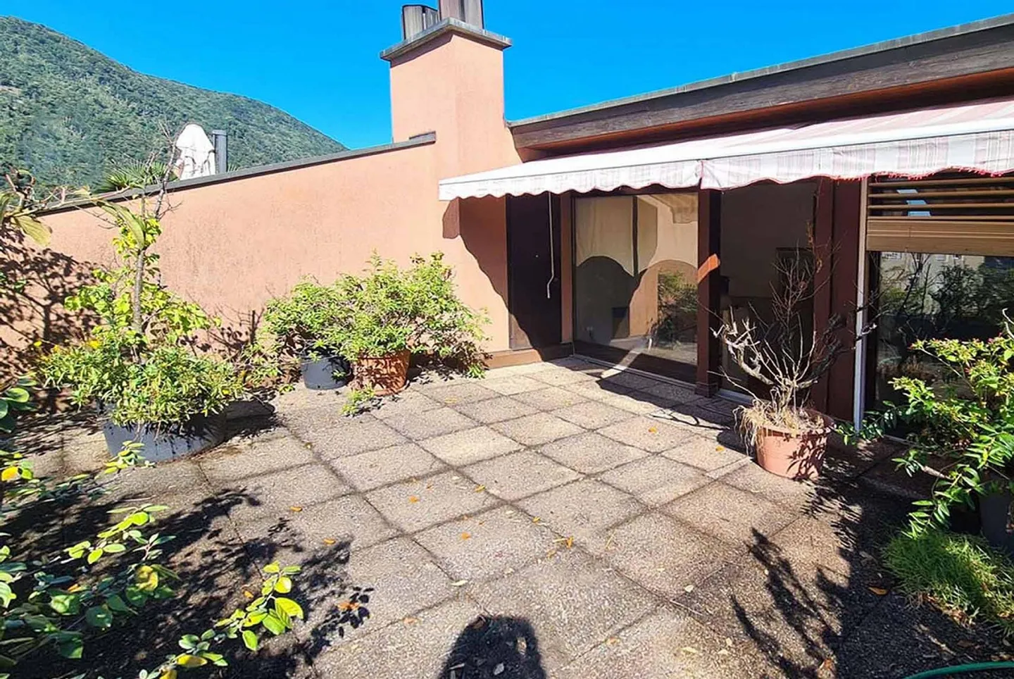 Bella casa bifamiliare di 5,5 stanze nel verde a Melano - Foto 2 di 10