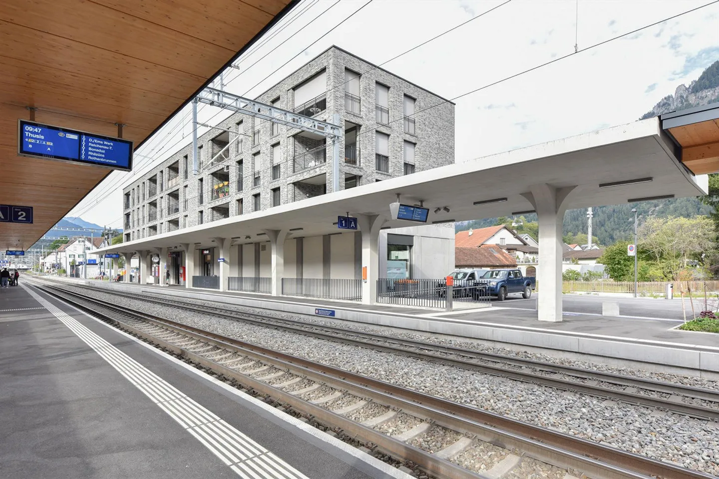 Bahnhofplatz Domat/Ems | Espace commercial au rez-de-chaussée (K004) - Photo 2 sur 3
