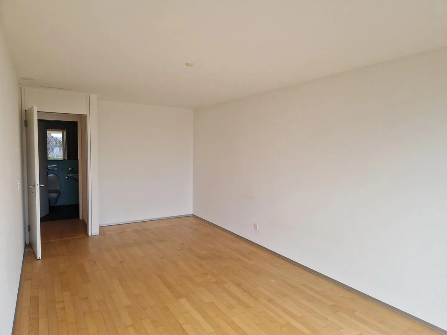 Spacious 2.5-room garden apartment in a privileged location - Photo 10 of 13