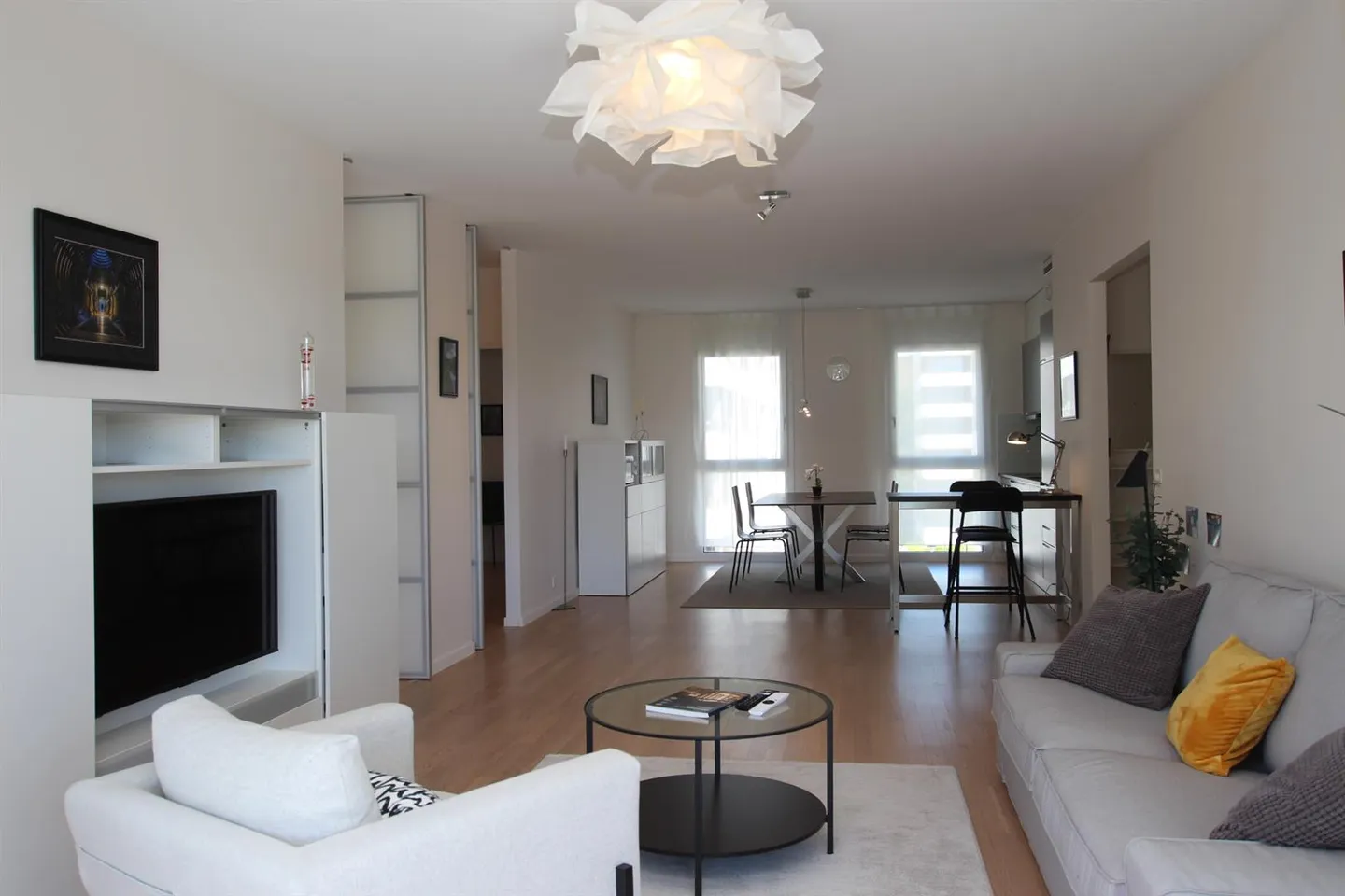 Appartement spacieux avec terrasse - Photo 5 sur 8