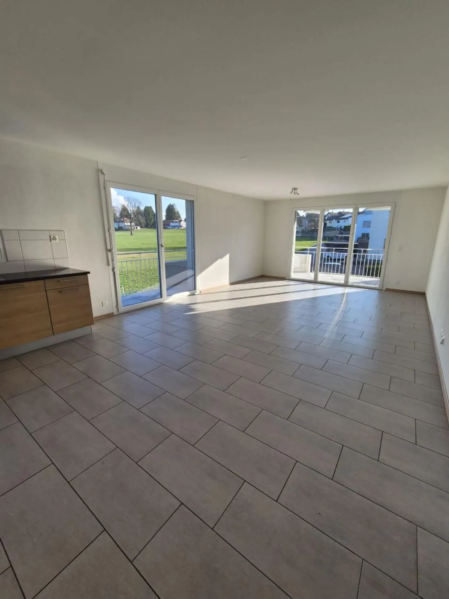 Bel appartement moderne de 4,5 pièces de 104 m2, avec balcon - Photo 2 sur 7