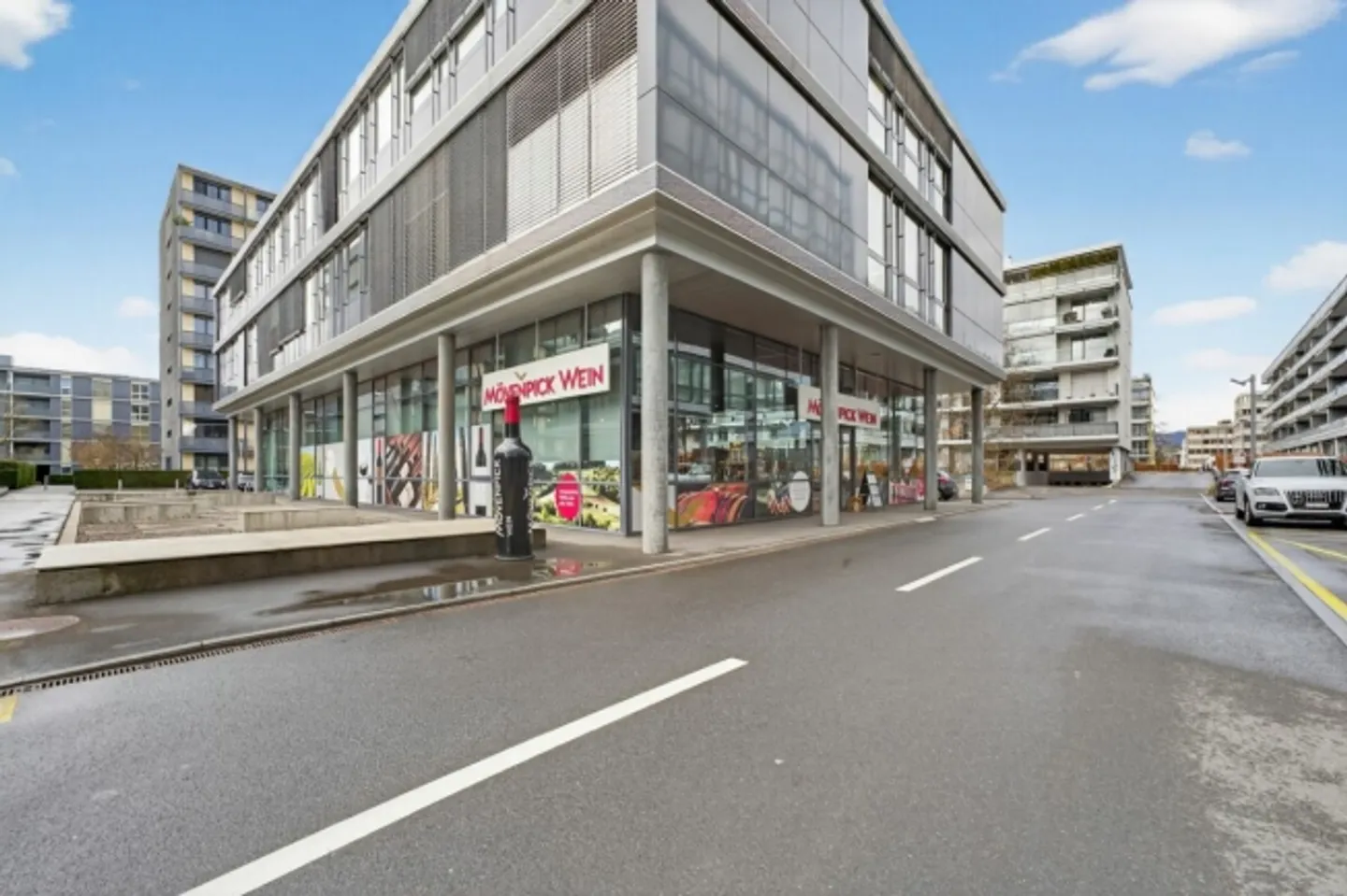 Spazi commerciali/uffici extra-alti al piano terra - Foto 1 di 10