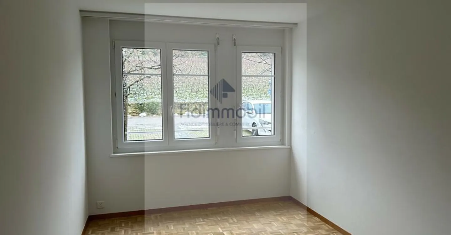 LARGE APARTMENT WITH BALCONY - Photo 4 of 8