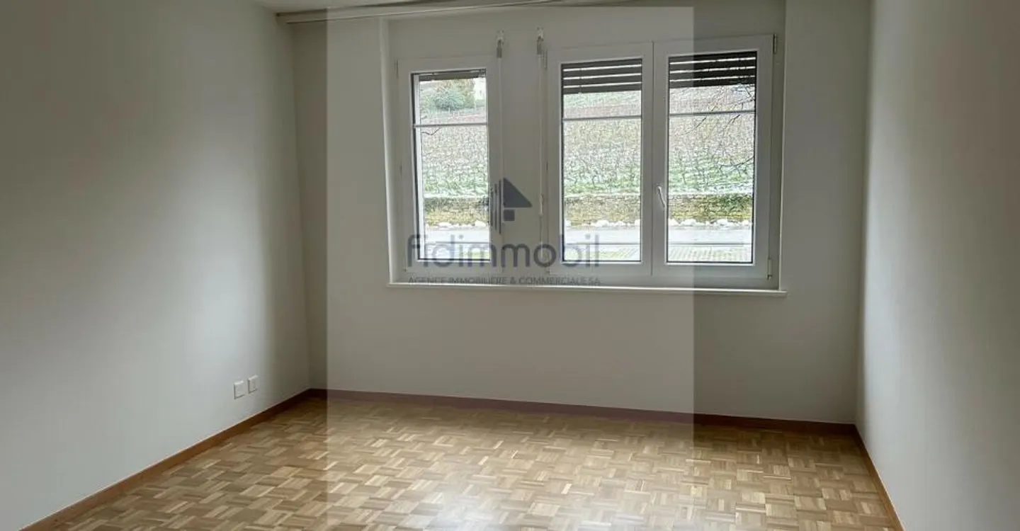 LARGE APARTMENT WITH BALCONY - Photo 5 of 8