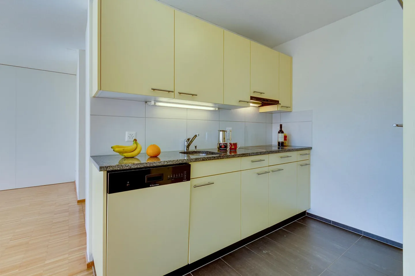 Moderne Untergeschosswohnung mit Sitzplatz - Foto 2 von 7