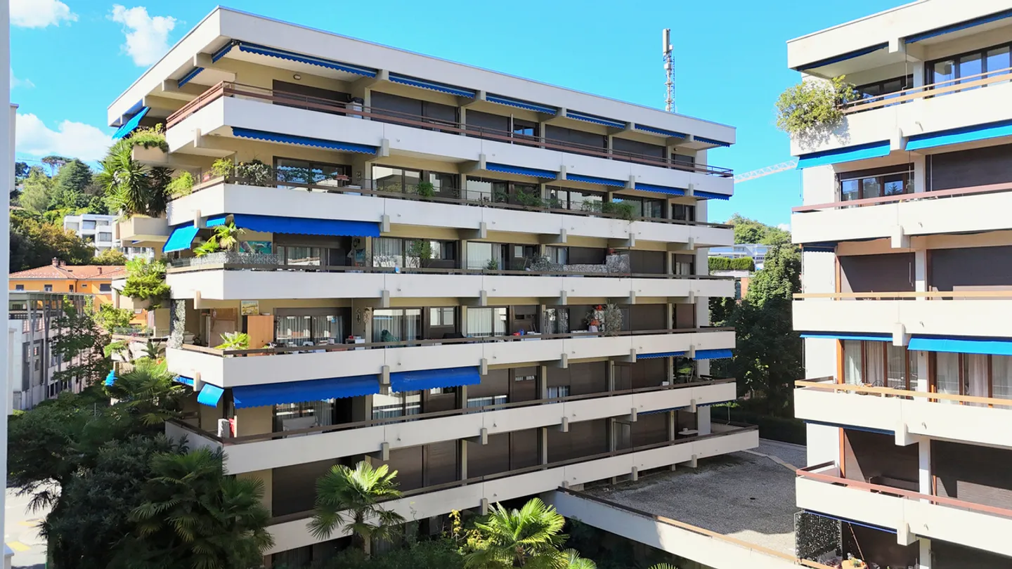 Spazioso Appartamento con Grande Terrazza in Posizione Centrale - Foto 2 di 16
