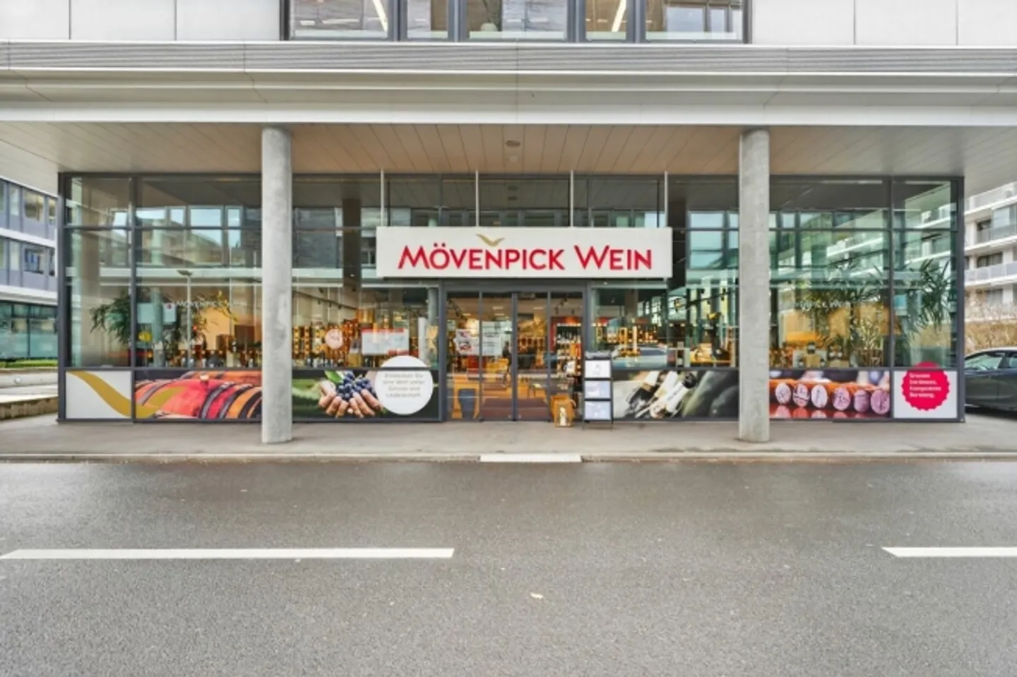 Spazi commerciali/uffici extra-alti al piano terra - Foto 2 di 10