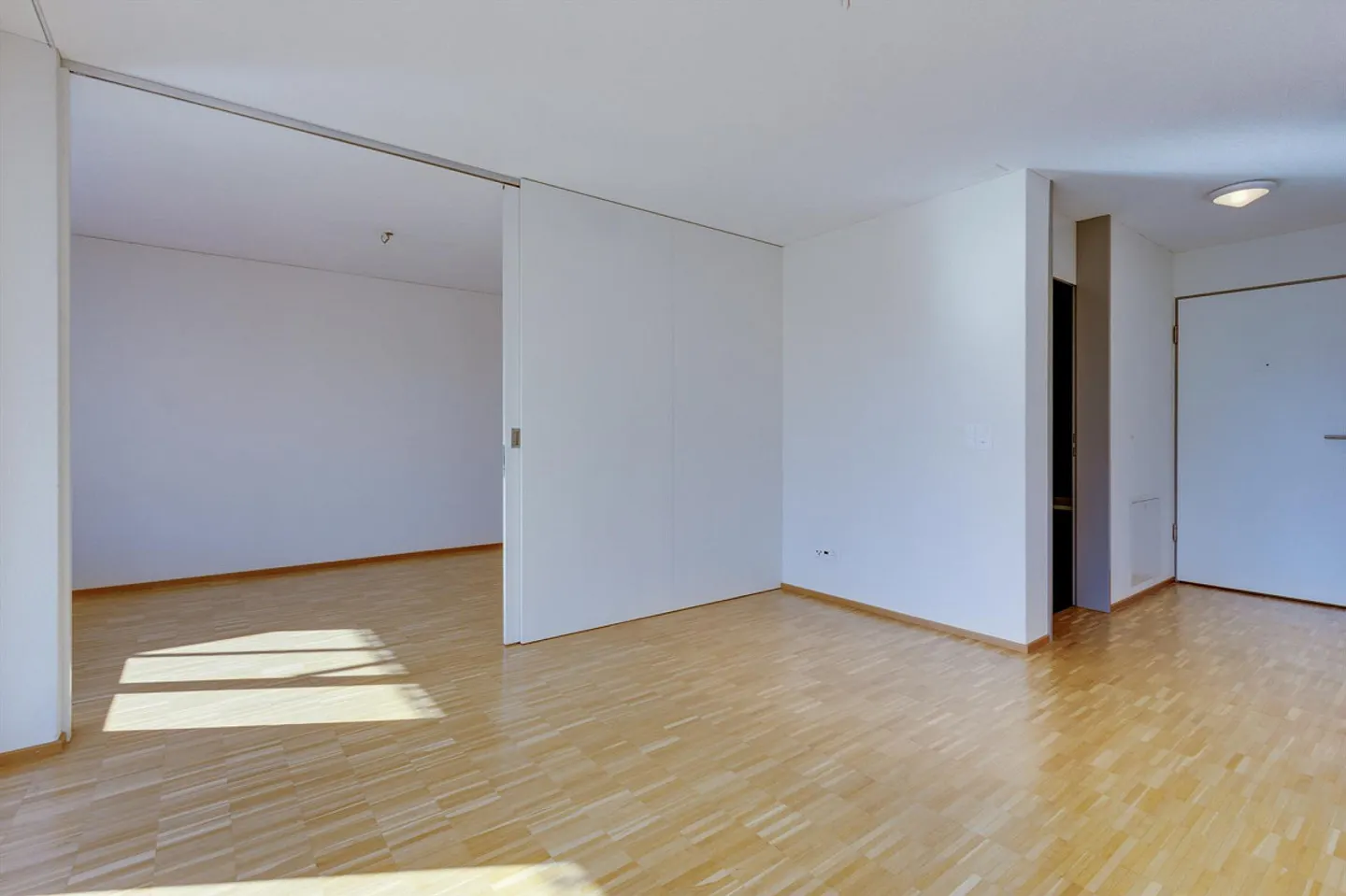 Moderne Untergeschosswohnung mit Sitzplatz - Foto 4 von 7