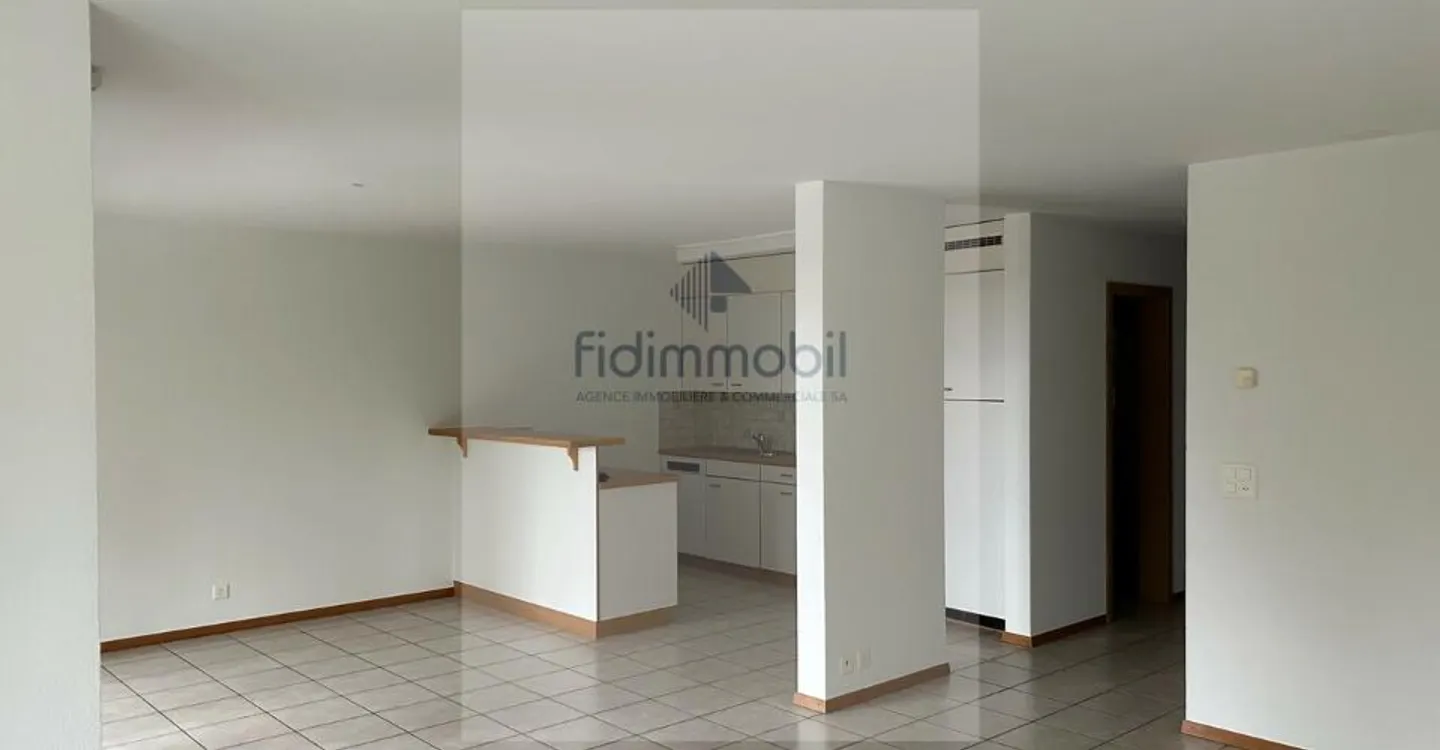 LARGE APARTMENT WITH BALCONY - Photo 2 of 8