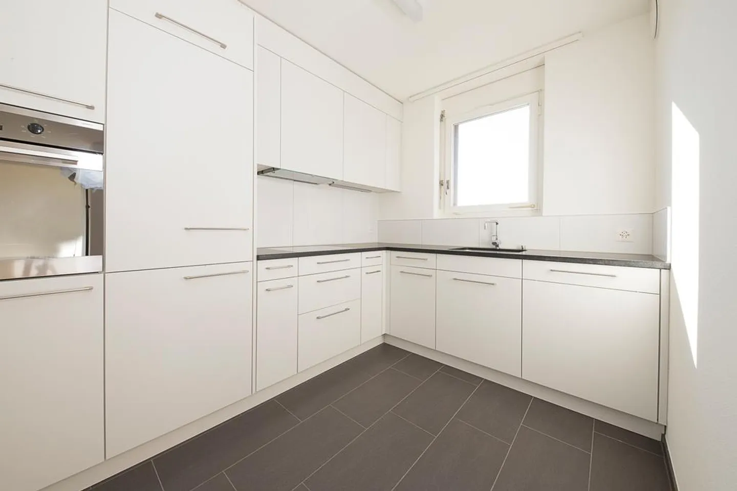 Appartement rénové de 4,5 pièces avec balcon ! - Photo 1 sur 12