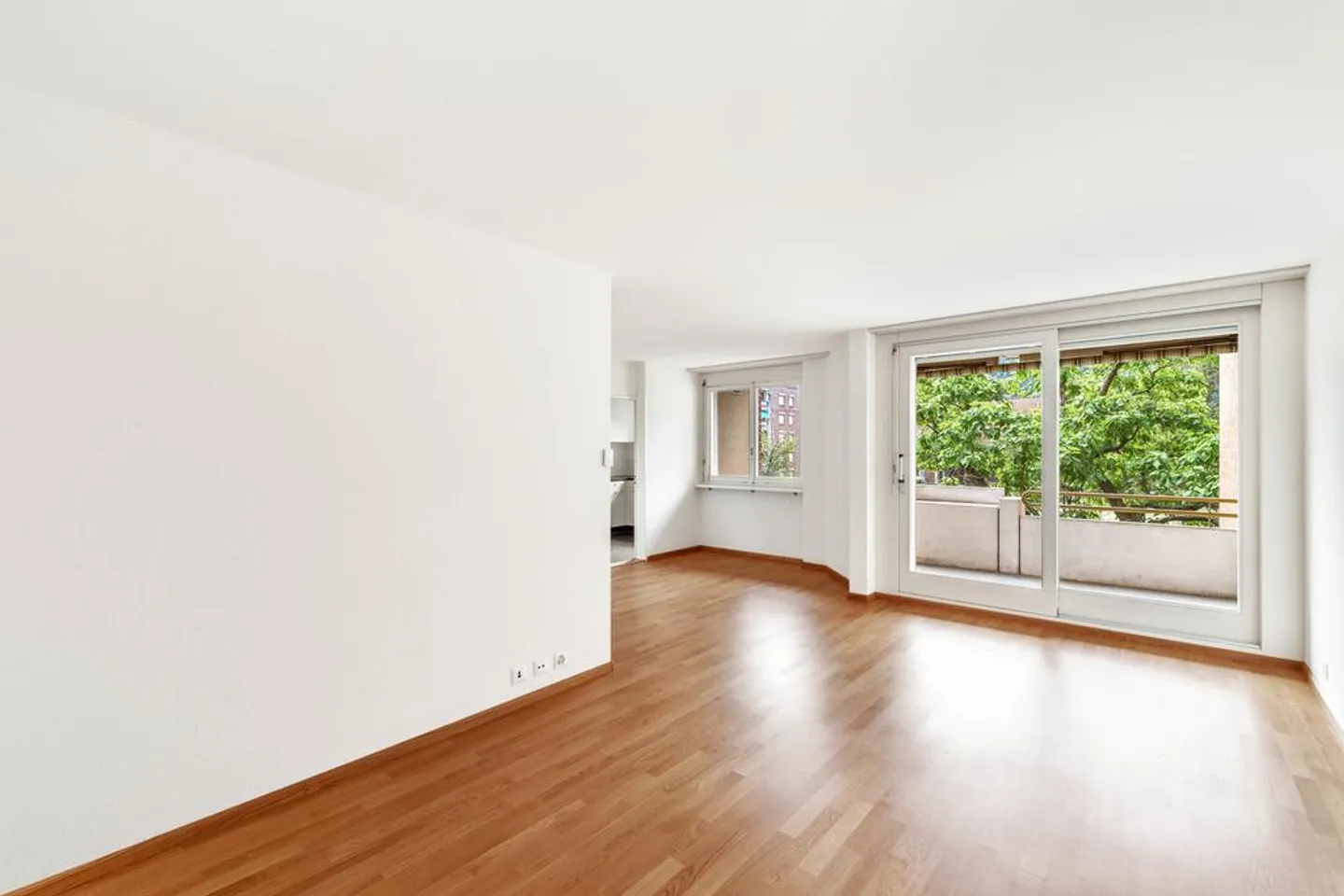 Appartement rénové de 4,5 pièces avec balcon ! - Photo 2 sur 12