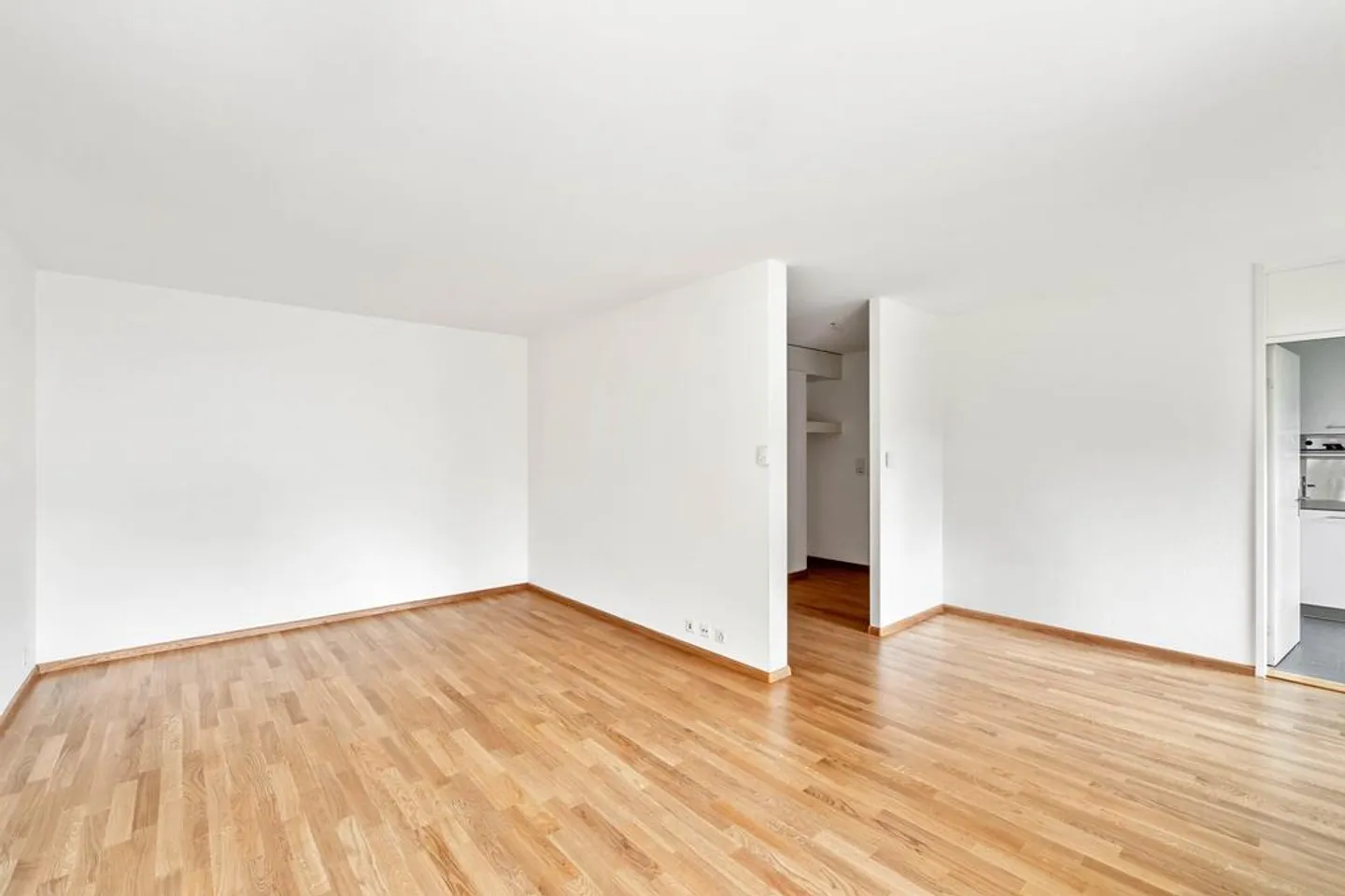 Appartement rénové de 4,5 pièces avec balcon ! - Photo 3 sur 12