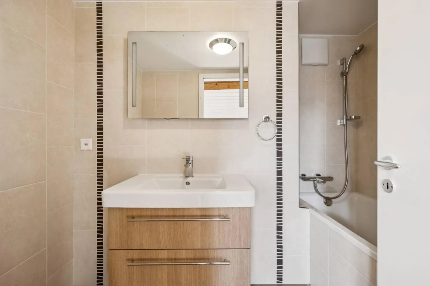 Appartement Charmant et Spacieux au Cœur du Village de Meyrin - Photo 10 sur 10