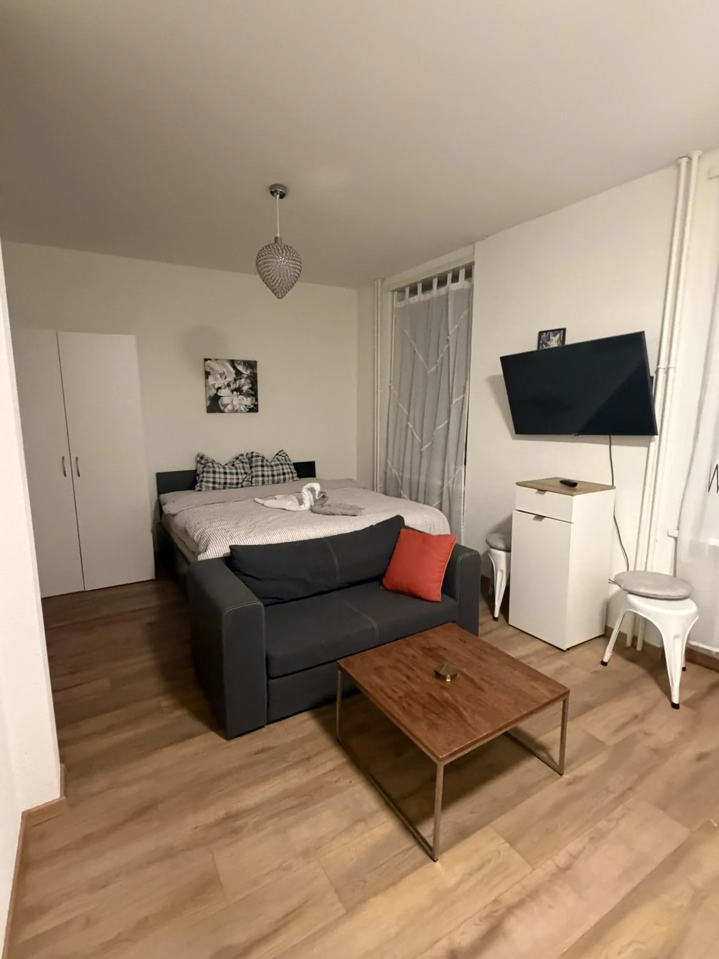 Appartement Studio Entièrement Meublé dans le Centre de Zurich Zone 10 - Photo 2 sur 12