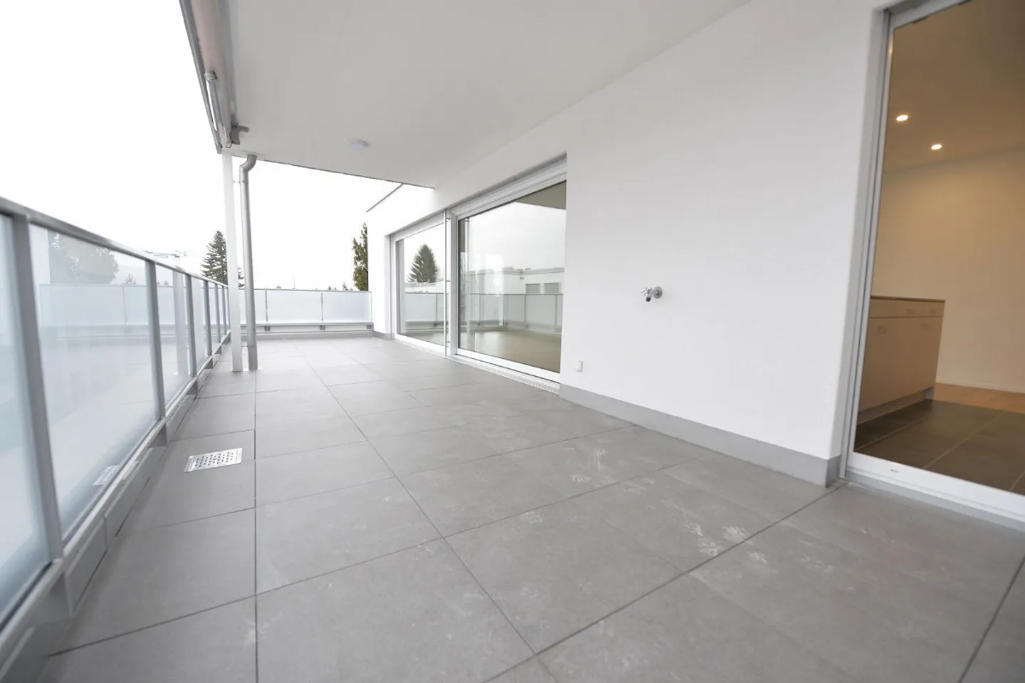 Appartement moderne de 3,5 pièces avec deux terrasses sur le toit - Photo 2 sur 7