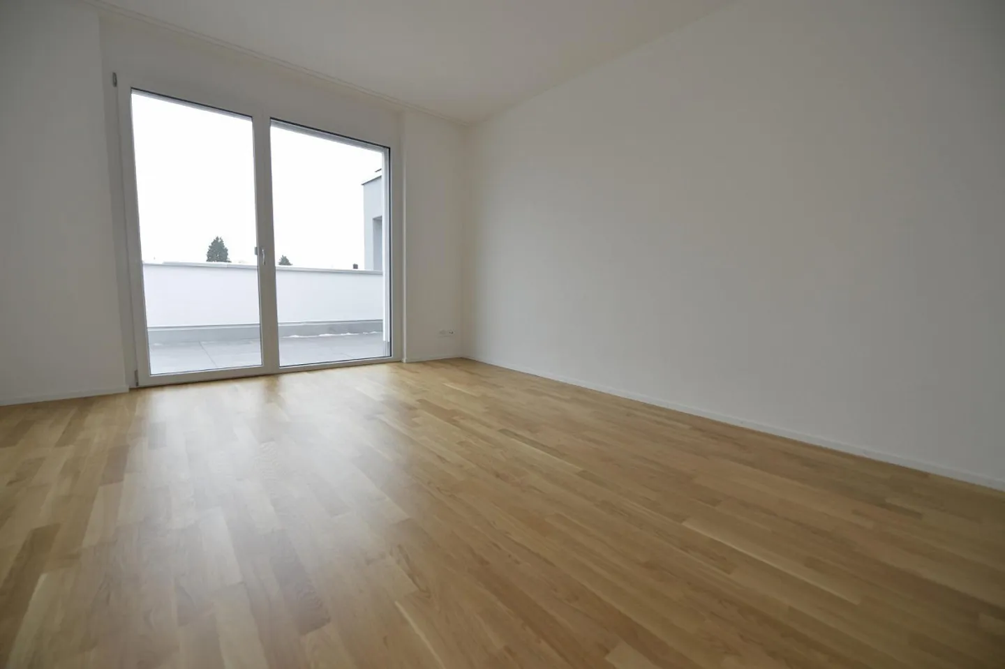 Appartement moderne de 3,5 pièces avec deux terrasses sur le toit - Photo 3 sur 7