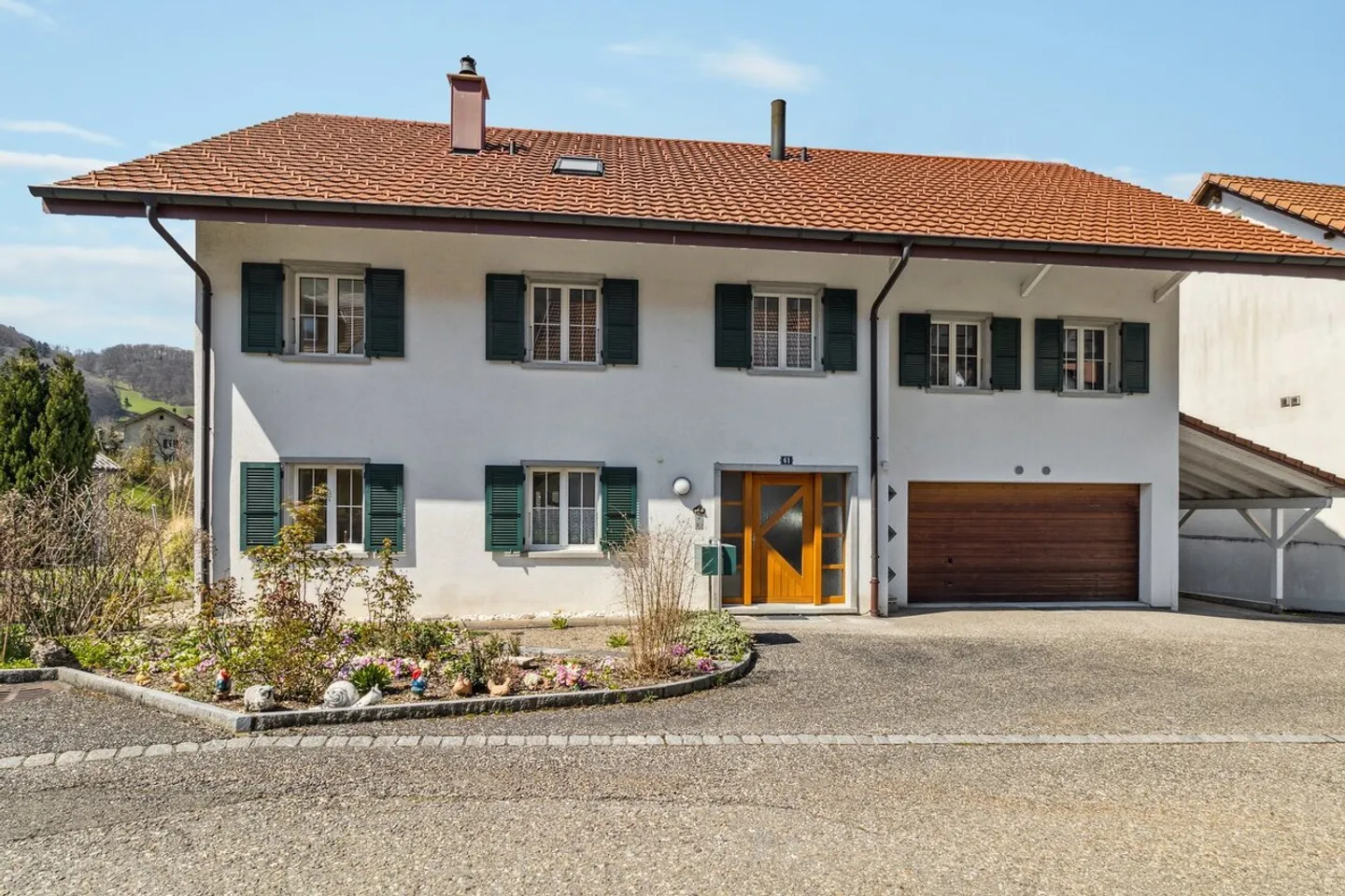 Maison attrayante à deux familles avec beaucoup d'espace - Photo 1 sur 13