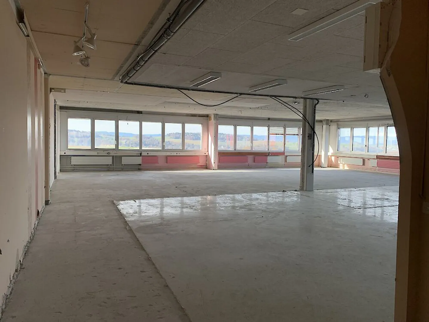 Geräumiges und helles Lokal an der Warpelstrasse in Düdingen - Foto 4 von 13