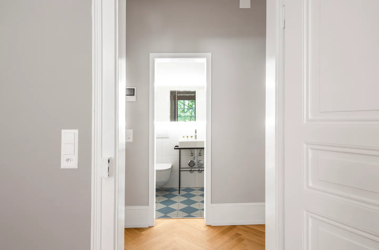 L'ANCIEN RENCONTRE LE MODERNE - EXPÉRIENCE DE VIE PRÈS DE LA PROMENADE DU RHIN - Photo 9 sur 14