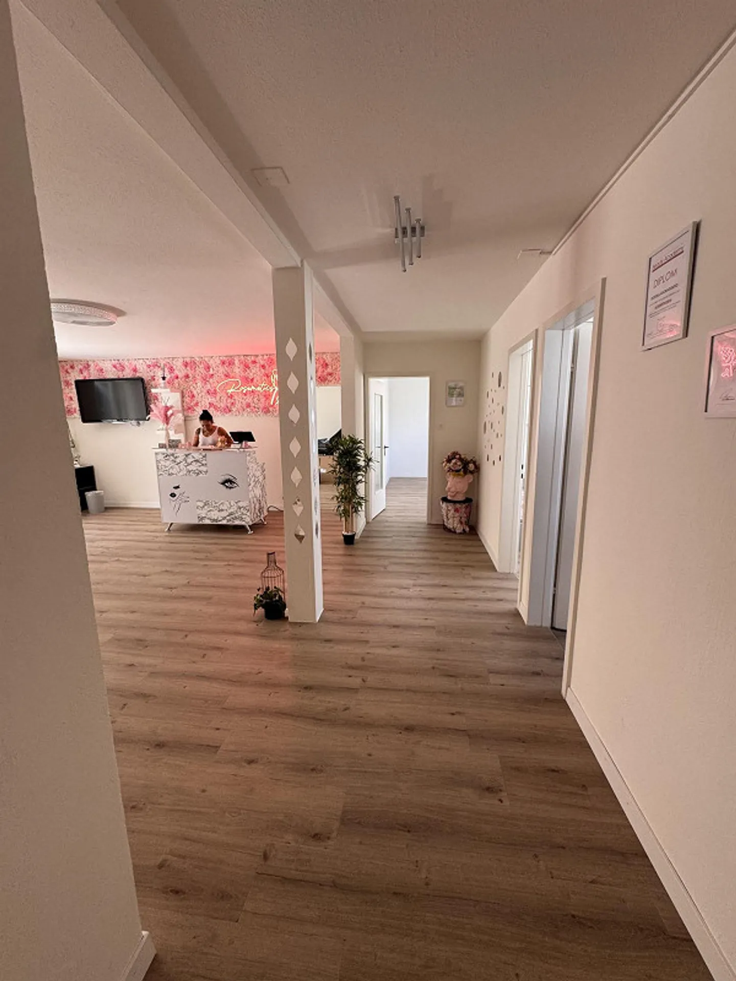 Office for rent in the city center - Photo 2 of 12