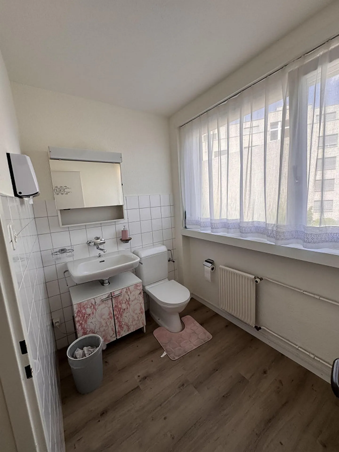 Office for rent in the city center - Photo 11 of 12