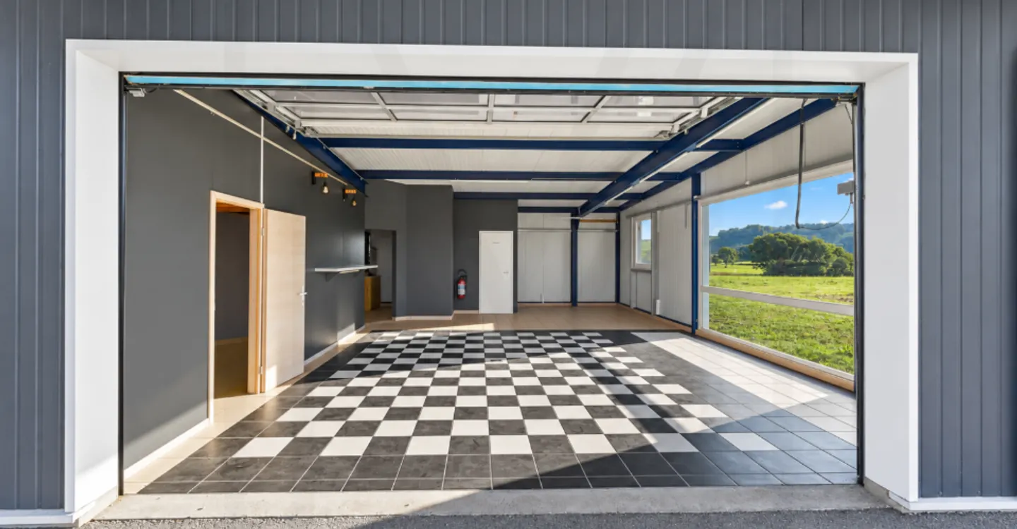 Einfamilienhaus mit Werkstatt-Garage und großem Grundstück - Foto 9 von 11