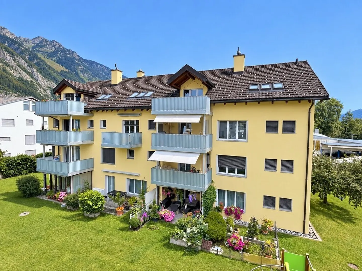 Arrive and feel at home: Bright 3.5-room attic apartment in Felsberg - Photo 1 of 12