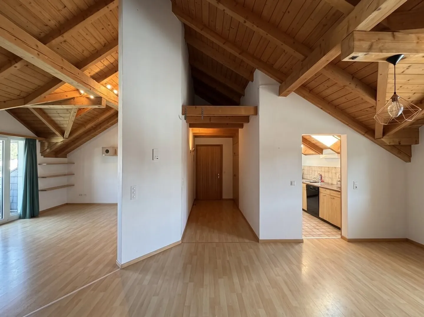 Arrive and feel at home: Bright 3.5-room attic apartment in Felsberg - Photo 2 of 12