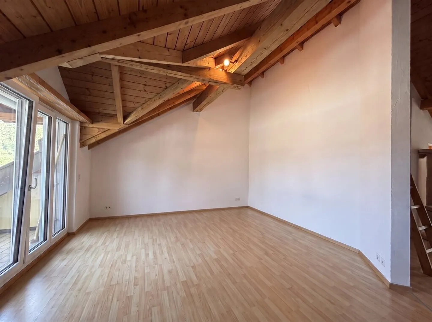 Arrive and feel at home: Bright 3.5-room attic apartment in Felsberg - Photo 3 of 12