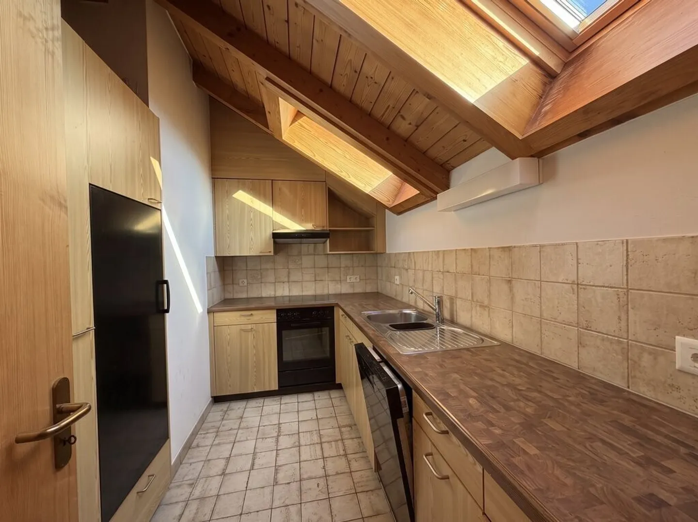 Arrive and feel at home: Bright 3.5-room attic apartment in Felsberg - Photo 4 of 12