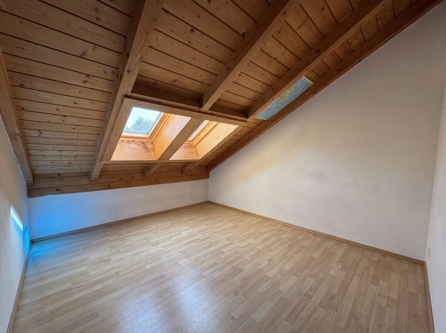 Arrive and feel at home: Bright 3.5-room attic apartment in Felsberg - Photo 5 of 12