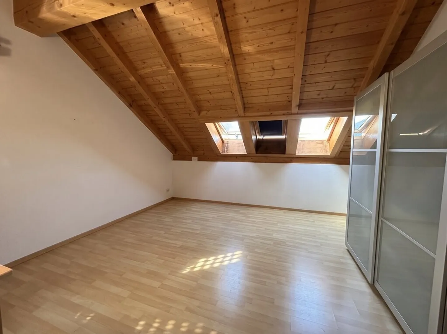 Arrive and feel at home: Bright 3.5-room attic apartment in Felsberg - Photo 6 of 12