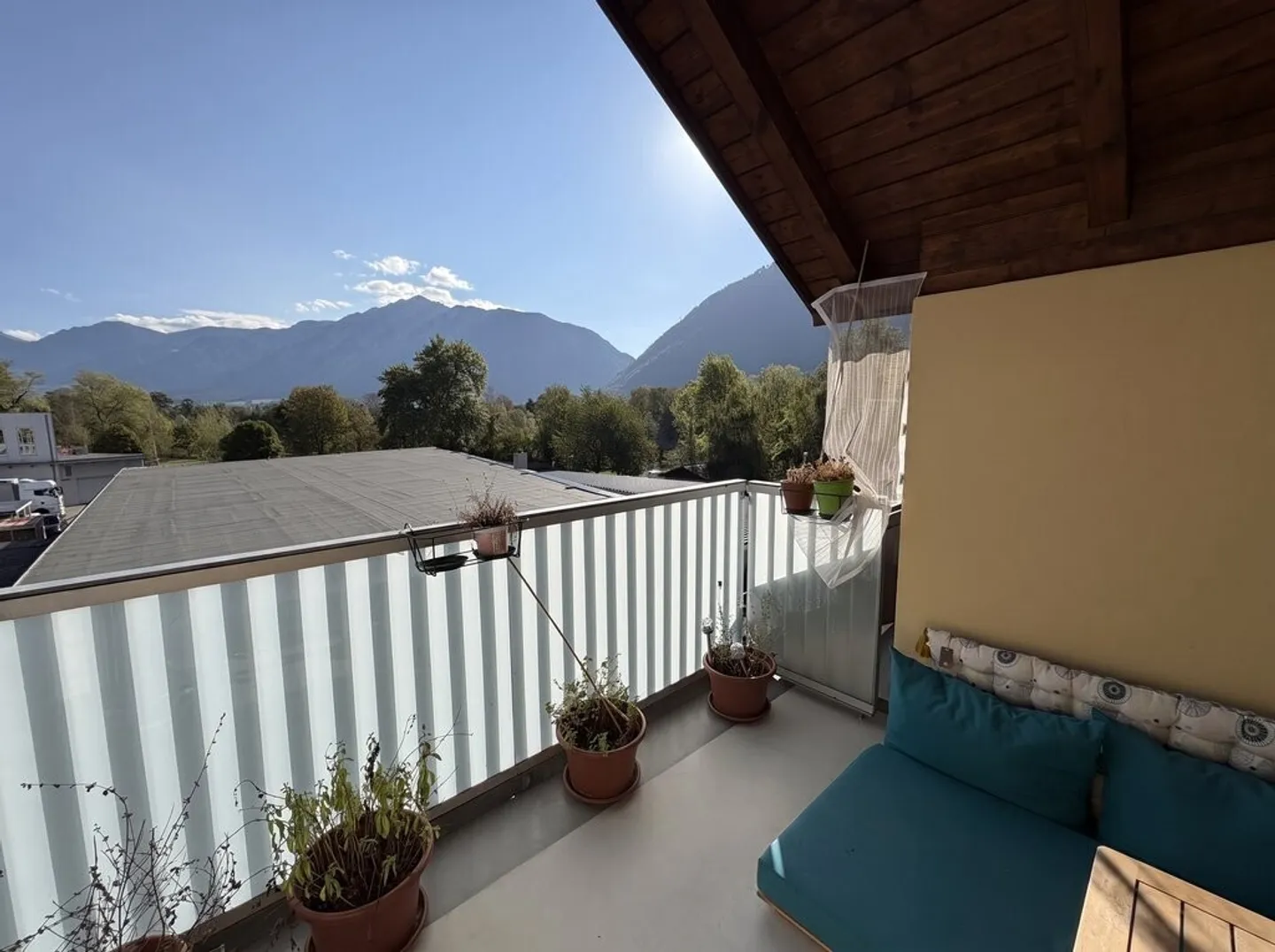 Arrive and feel at home: Bright 3.5-room attic apartment in Felsberg - Photo 9 of 12