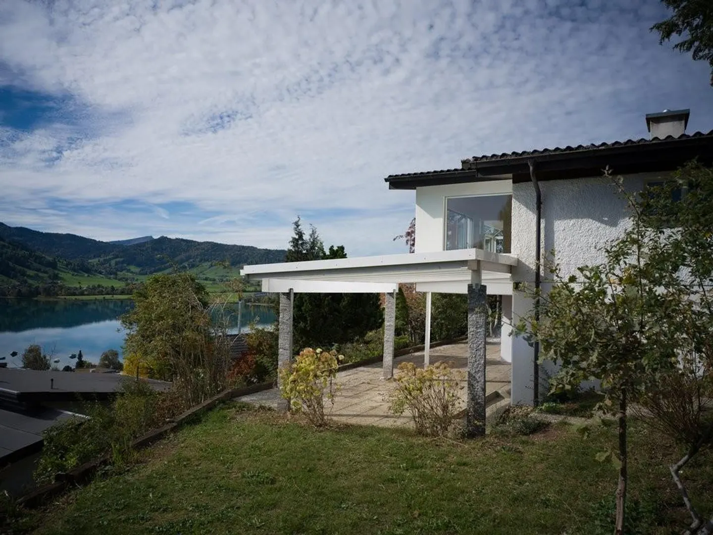 Freshly renovated 4.5-room single-family house with stunning lake view - Photo 1 of 12