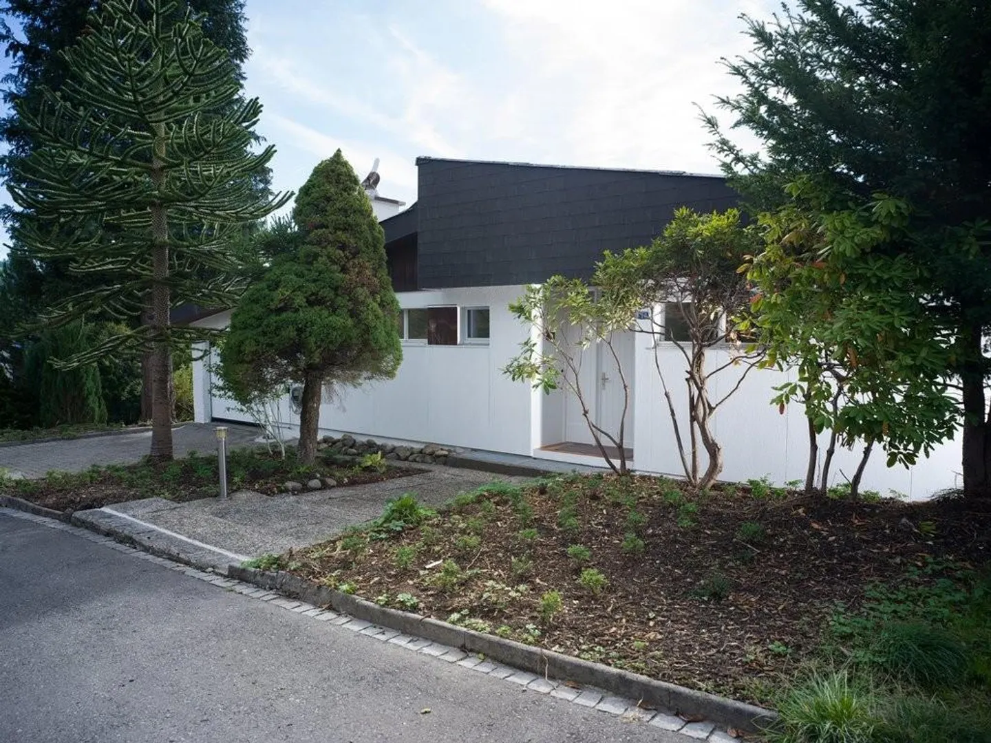 Freshly renovated 4.5-room single-family house with stunning lake view - Photo 2 of 12