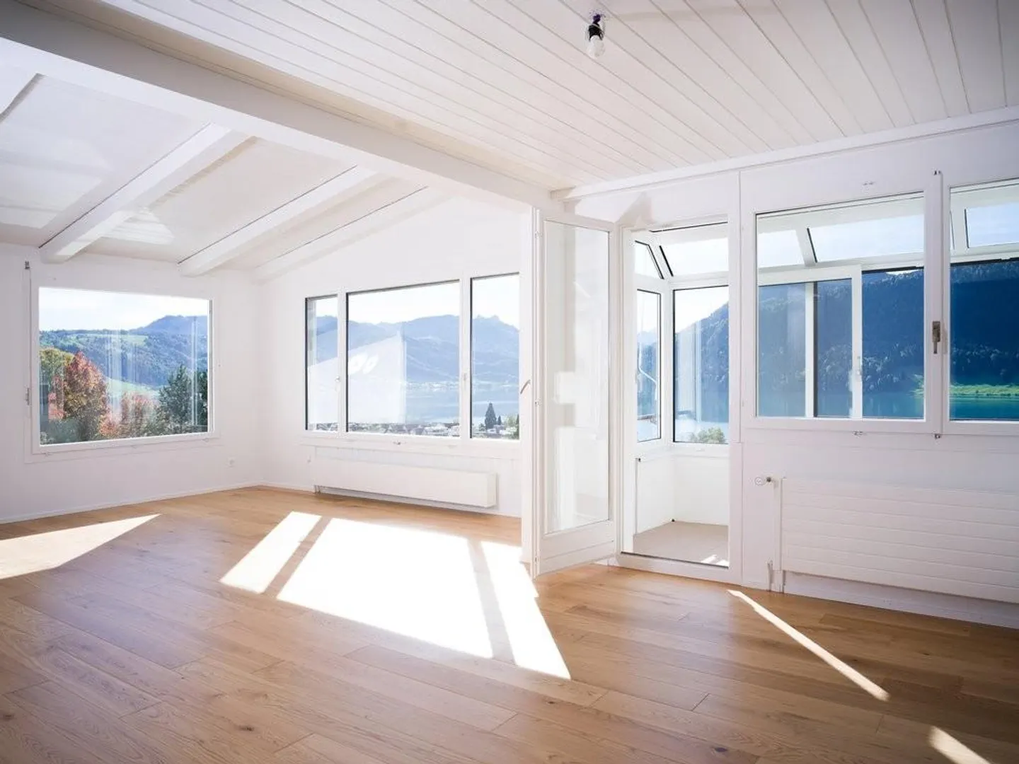 Freshly renovated 4.5-room single-family house with stunning lake view - Photo 3 of 12