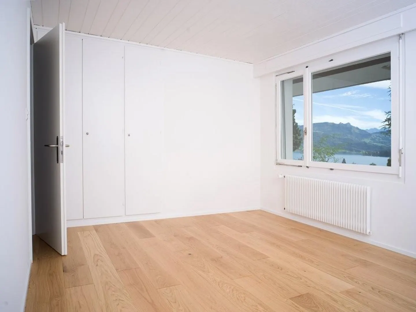 Freshly renovated 4.5-room single-family house with stunning lake view - Photo 9 of 12