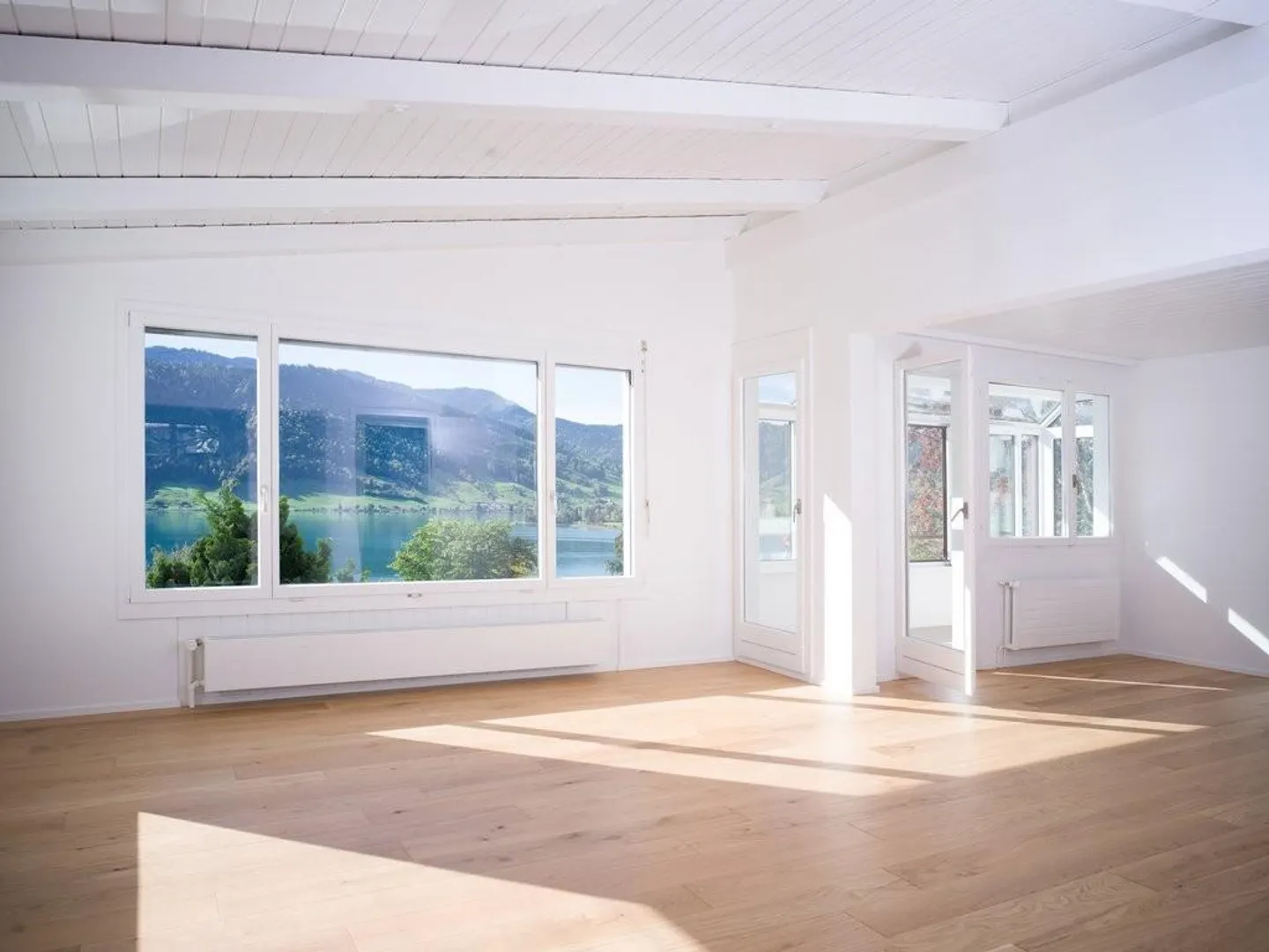 Freshly renovated 4.5-room single-family house with stunning lake view - Photo 4 of 12