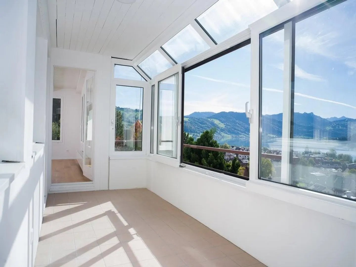 Freshly renovated 4.5-room single-family house with stunning lake view - Photo 5 of 12