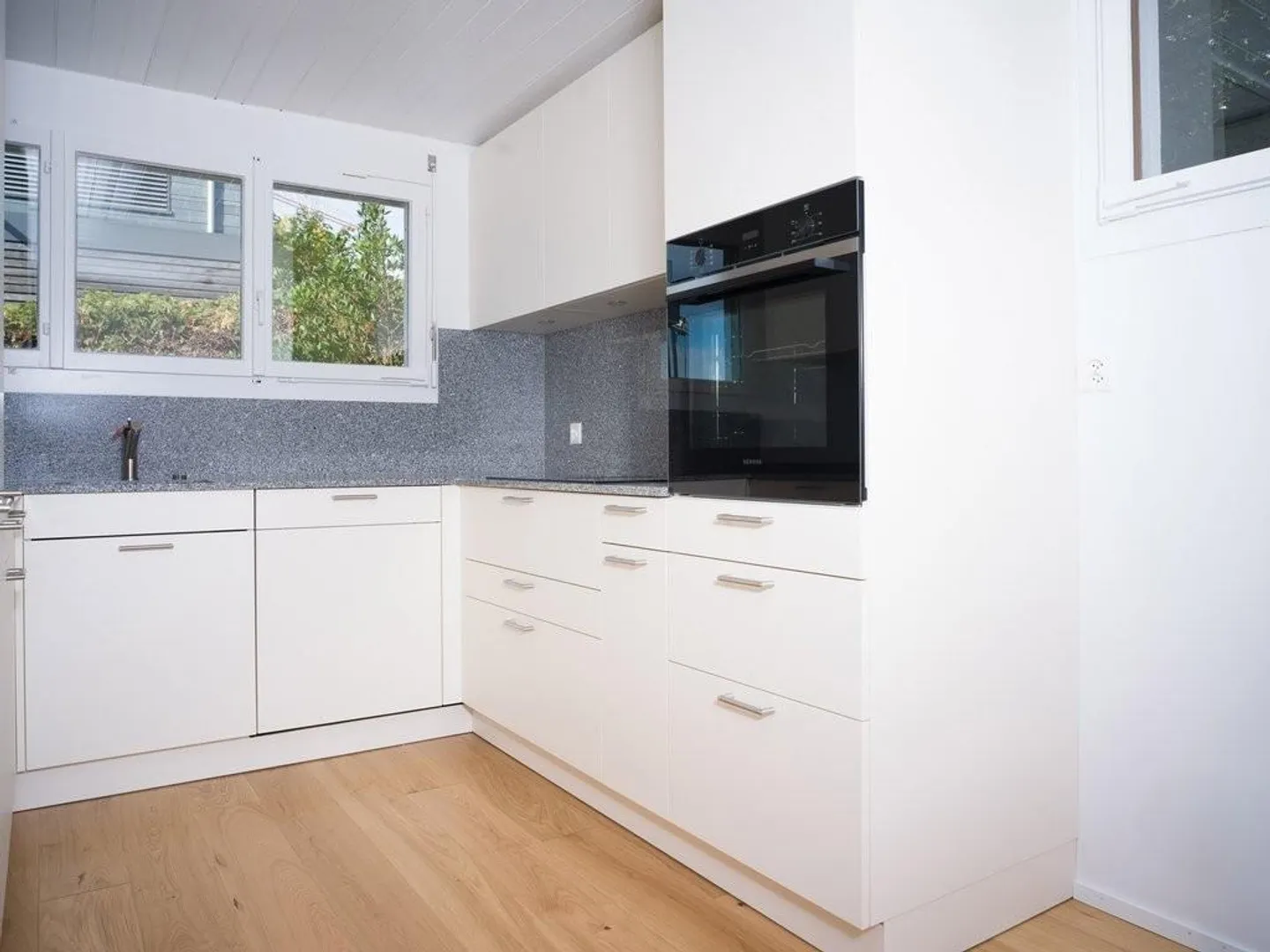 Freshly renovated 4.5-room single-family house with stunning lake view - Photo 7 of 12