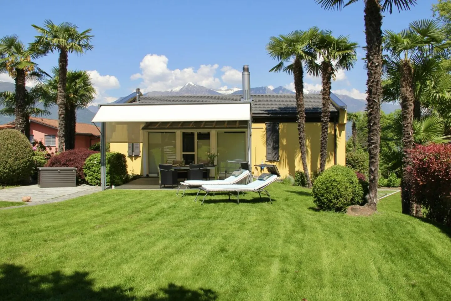 Villa in posizione soleggiata tutto l'anno con casa per gli ospiti separata e bellissimo terreno - in ottime condizioni! - Foto 1 di 56