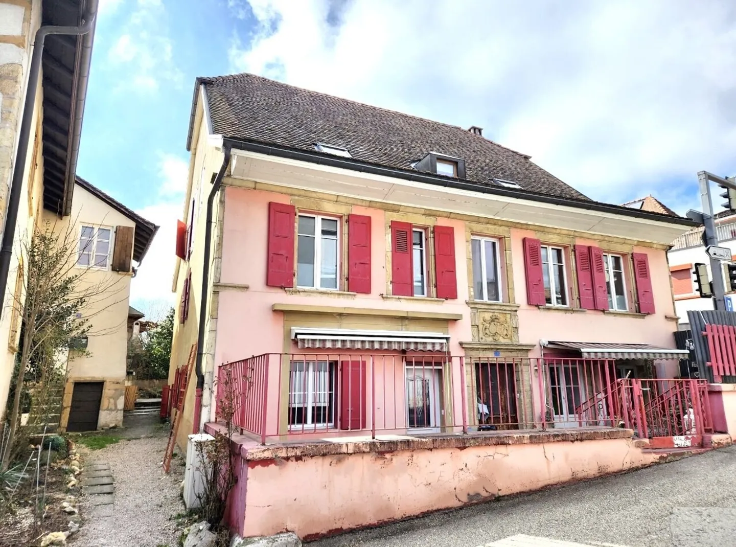 Rental building by the lake in Gorgier - Photo 1 of 2