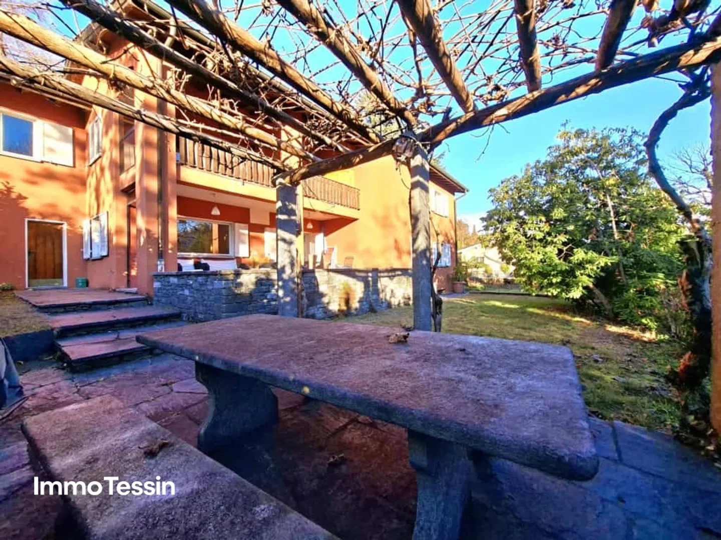 Locarno Monti: Grande appartamento al piano terra in posizione privilegiata con giardino privato di 400 m2 - Foto 2 di 13