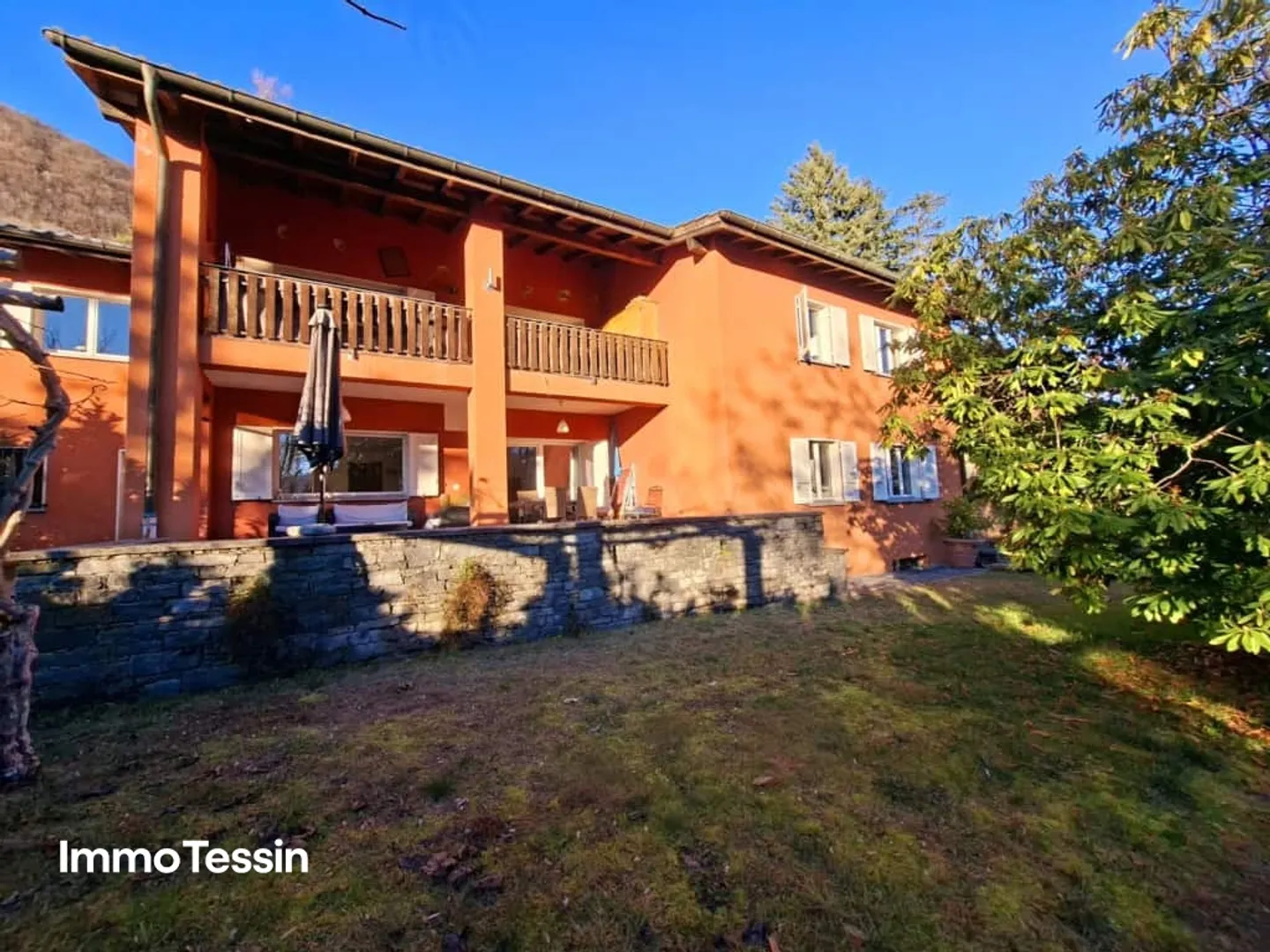 Locarno Monti: Grande appartamento al piano terra in posizione privilegiata con giardino privato di 400 m2 - Foto 3 di 13