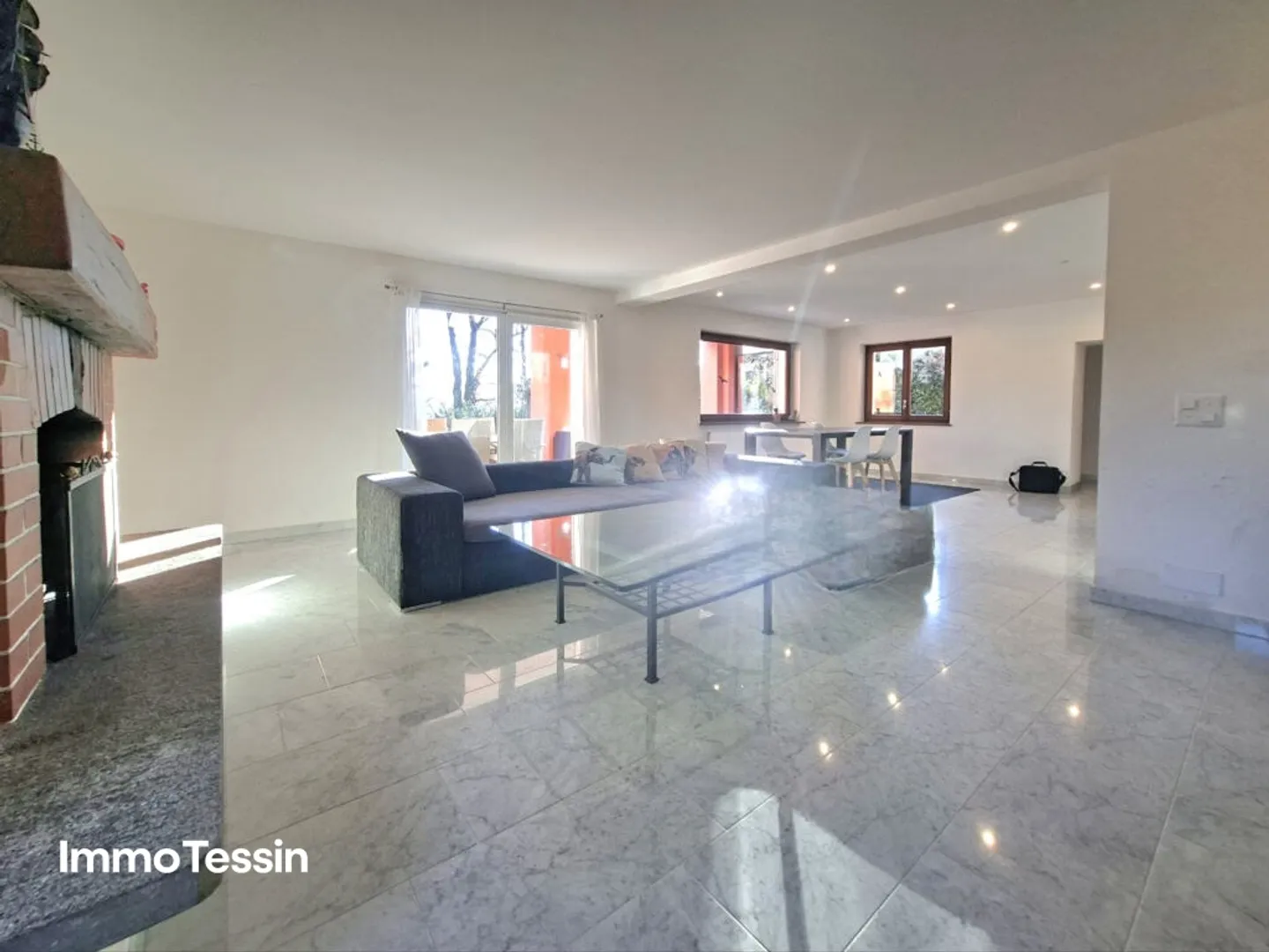 Locarno Monti: Grande appartamento al piano terra in posizione privilegiata con giardino privato di 400 m2 - Foto 9 di 13