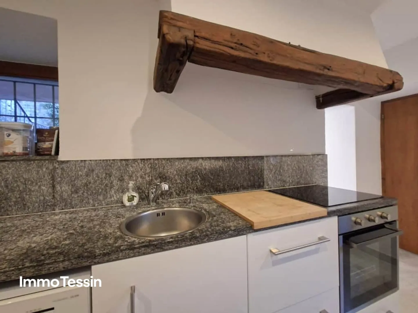 Locarno Monti: Grande appartamento al piano terra in posizione privilegiata con giardino privato di 400 m2 - Foto 12 di 13