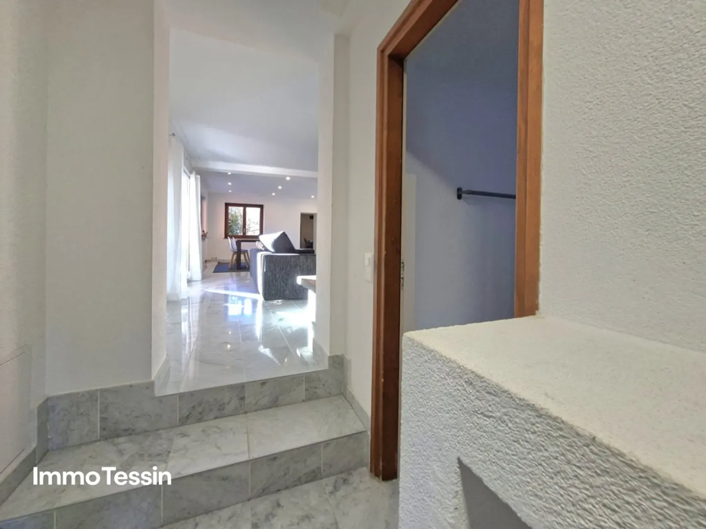 Locarno Monti: Grande appartamento al piano terra in posizione privilegiata con giardino privato di 400 m2 - Foto 13 di 13