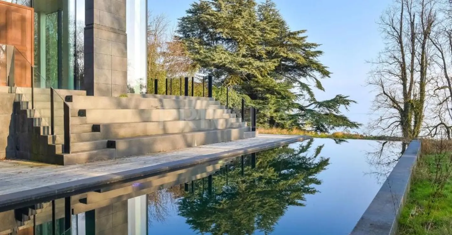 Exceptional contemporary property with private access to the lake - Photo 3 of 6